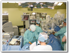 支援ロボットの導入は手術室の人の配置や動きを変えた