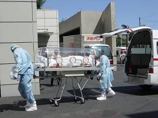 患者は陰圧式となったアイソレーターで、墨東病院の感染症専用の入口に搬送される