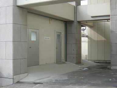 千葉大学医学部附属病院の救急外来入口脇に設置された、SARSなど感染症患者専用の外来診察室。