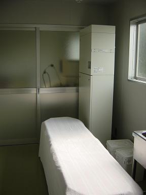 一般病室を陰圧式に変更出来る空気清浄機が置かれた、千葉大学医学部附属病院のSARSなど感染症患者専用の外来診察室内部。