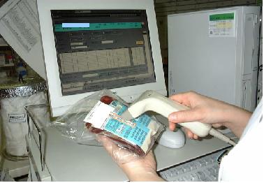 血液バッグに付いたバーコードを情報端末で読み取り、患者の血液製剤かどうかをチェックするコンピューターシステム