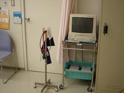 診察室の一角に設けられたビデオ視聴コーナー