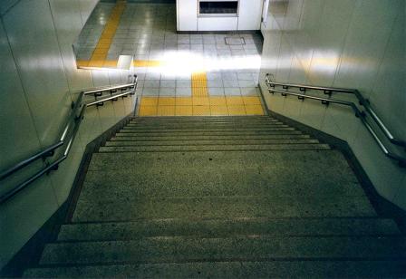 施設内の階段。段差が見えにくい