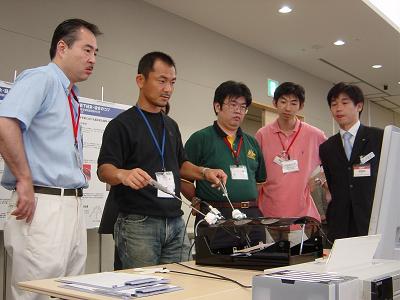 講習会で参加者の医師に指導する金平永二さん（左から2番目）。