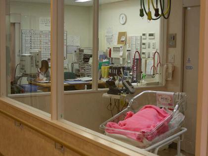 （写真3）ナースステーション隣の新生児室