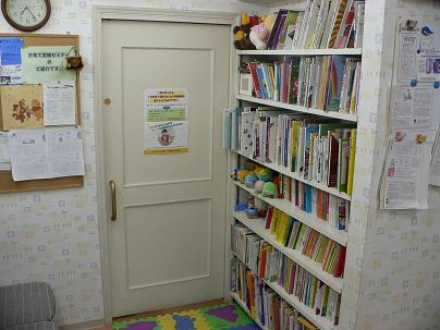 オープンクリニック訪問者を受け入れることの多い吉村小児科の待合室