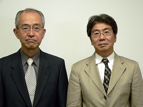 志賀理事長付（左）と松田事務局長（右）