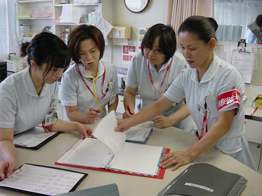 写真＝事故の事情聴取をする川崎さん（右端）