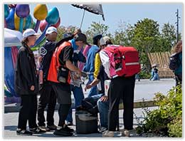 写真①熱中症疑いのある来場者を救護