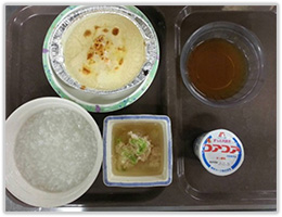 嚥下食の例：主食全粥、副食極刻み４～５品／食、５分粥軟菜食、とろみつ餡かけ付き