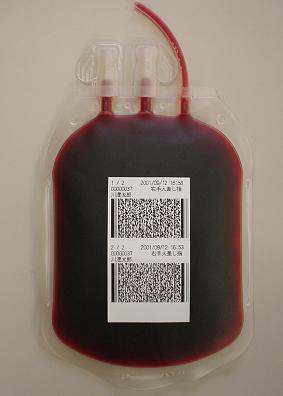 （写真4）血液バッグに張られたバーコードラベル