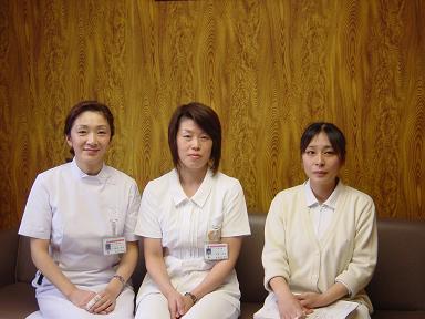 左から、看護部長の高橋礼子さん、看護師の三嶋ミナ子さん、看護師の中園まゆみさん