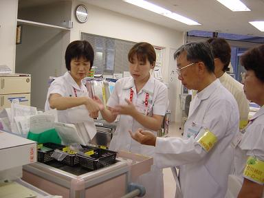 循環器病棟の看護師（左から２番目）に薬剤の保管方法などを質問する医療安全パトロールのメンバー達。