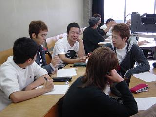 コミュニケーショントレーニング講座を受ける医学部の学生達。