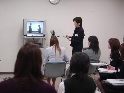 受講生が患者とスタッフ役に分かれて演技し、後でその様子をビデオで確認する。