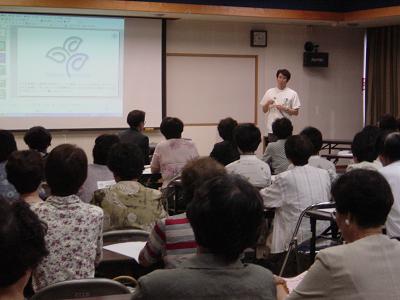 出前式の健康講座の講師を務める三九朗病院副院長の加藤真二さん。