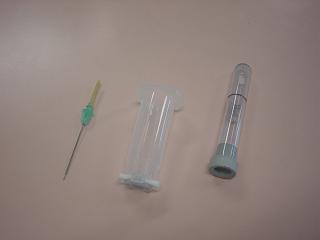 左から採血針、ホルダー、真空採血管。
