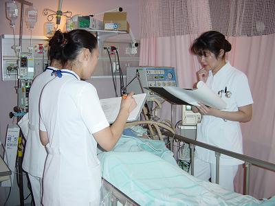 巡回中は看護師によるケアが適切に行われているかどうか、メンバーがチェックリストに従い項目をチェックする。