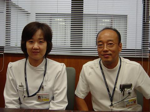左がゼネラルリスクマネジャーの小野幸子さん、右が看護部の統括リスクマネジャー（副看護部長）の餅田敬司さん。