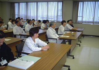 審査後の講評には病院長以下多くの管理職が出席する。