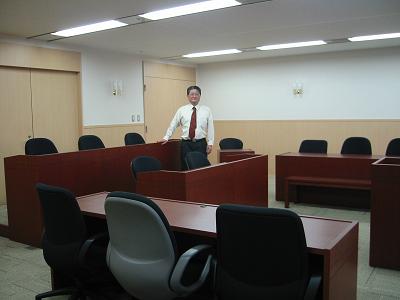 大東文化大学法科大学院の法廷教室の風景